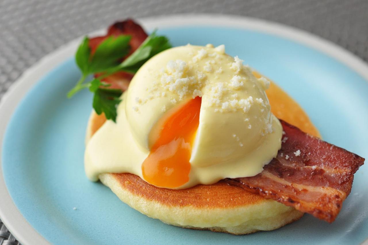 Omo Kansai Airport By Hoshino Resorts Izumisano Buitenkant foto A poached egg on a muffin with bacon