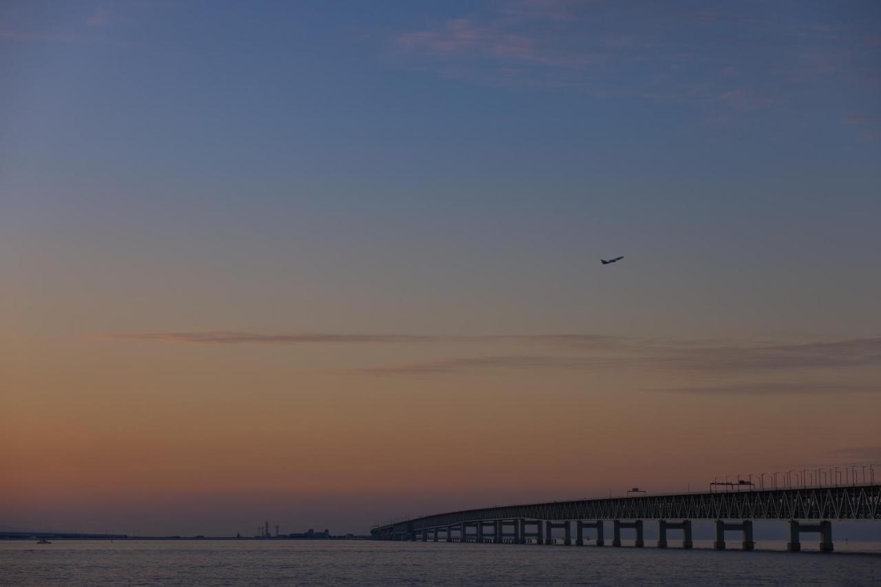 Omo Kansai Airport By Hoshino Resorts Izumisano Buitenkant foto The Chesapeake Bay Bridge at sunset