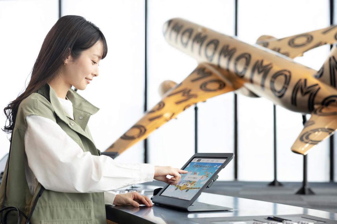 Omo Kansai Airport By Hoshino Resorts Izumisano Buitenkant foto A woman using a POS terminal