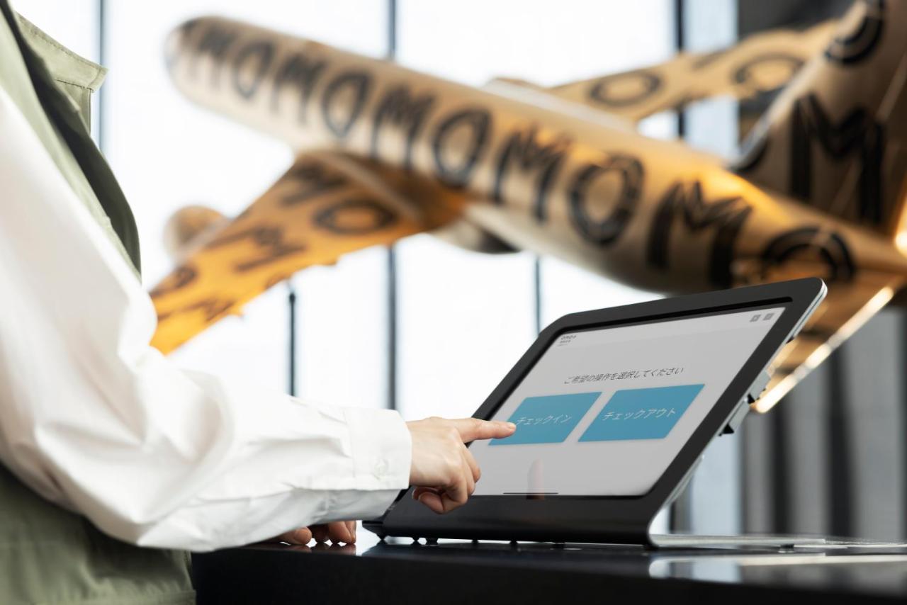 Omo Kansai Airport By Hoshino Resorts Izumisano Buitenkant foto A person using a touchscreen