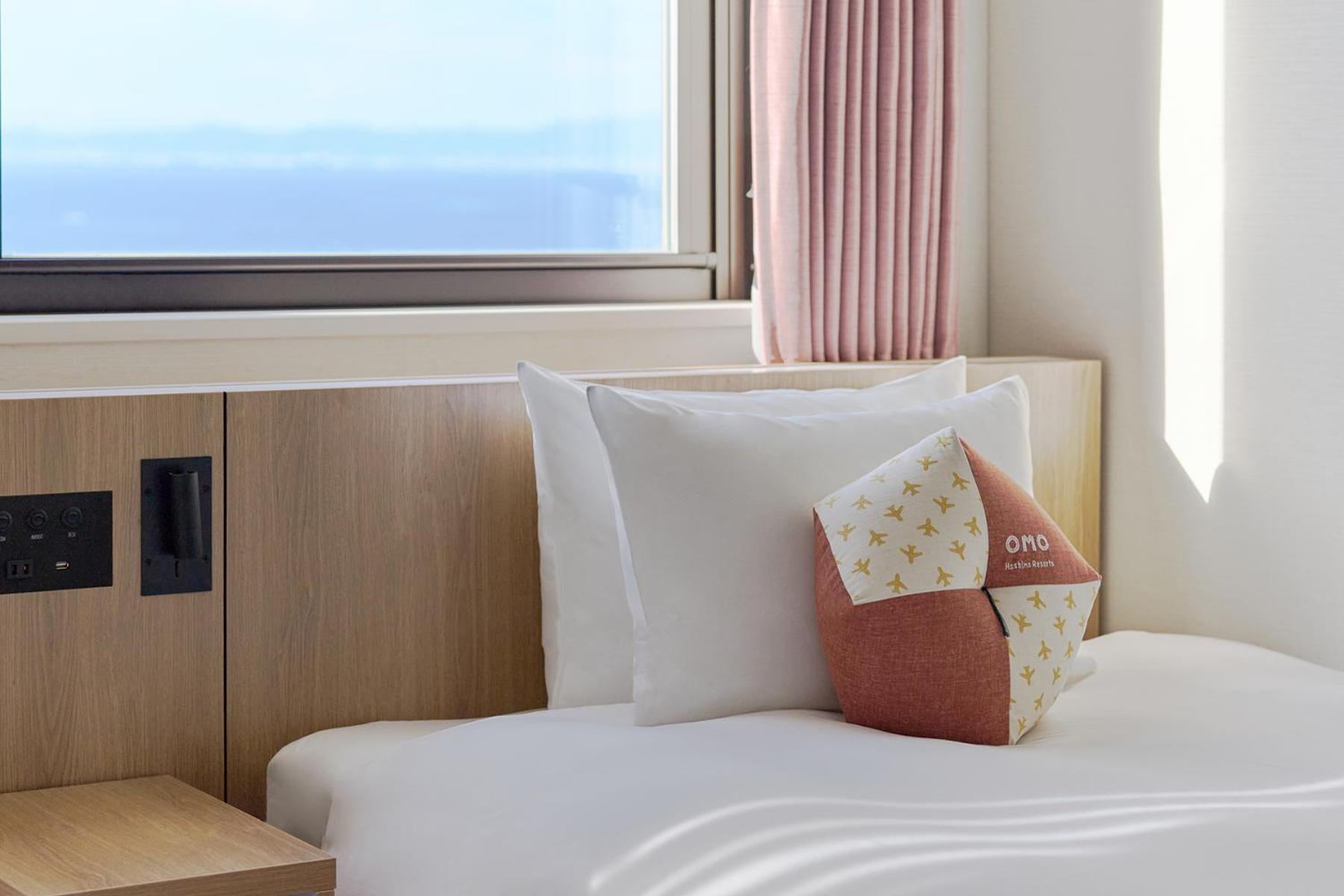 Omo Kansai Airport By Hoshino Resorts Izumisano Buitenkant foto A bed with a pillow