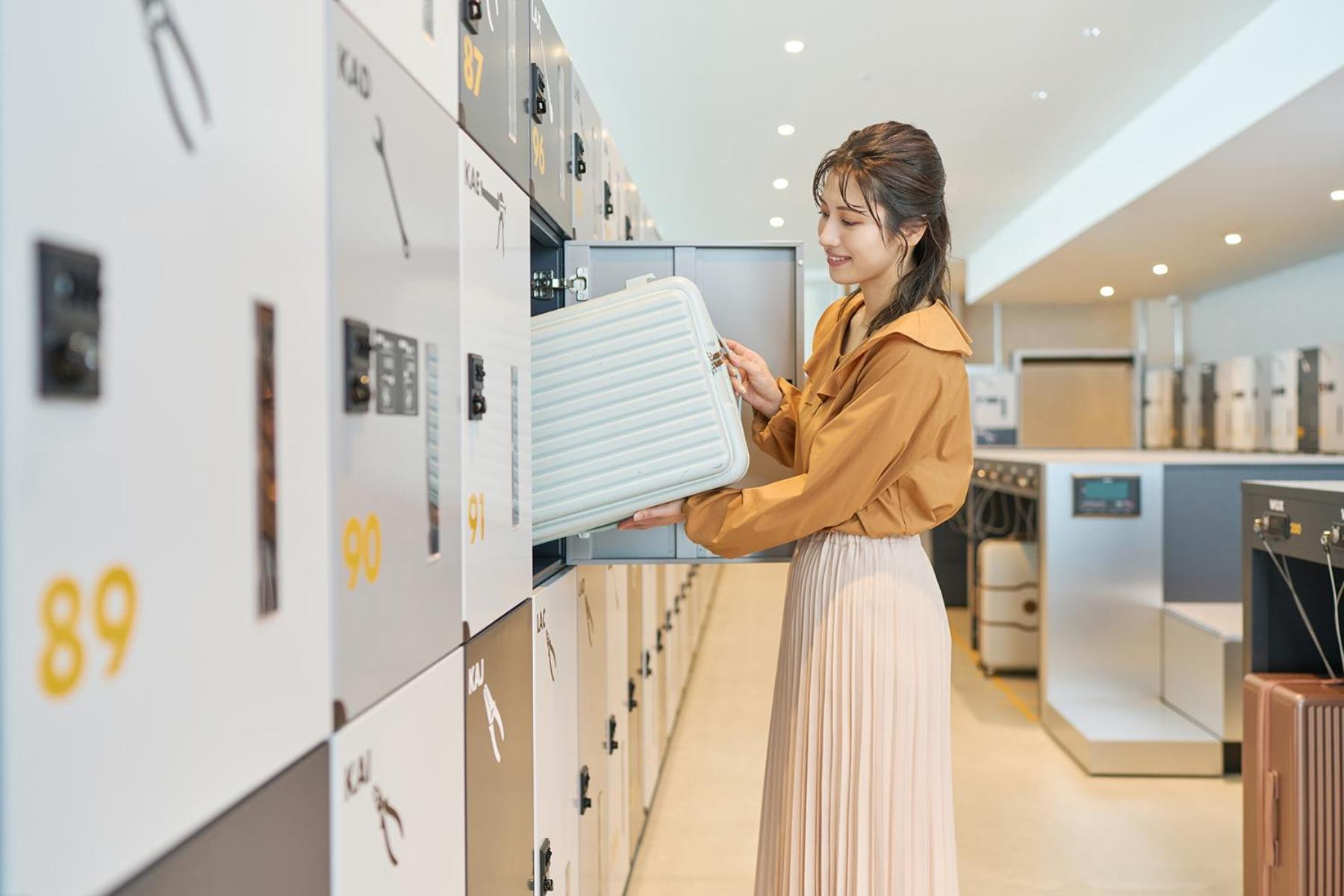 Omo Kansai Airport By Hoshino Resorts Izumisano Buitenkant foto A woman using a locker